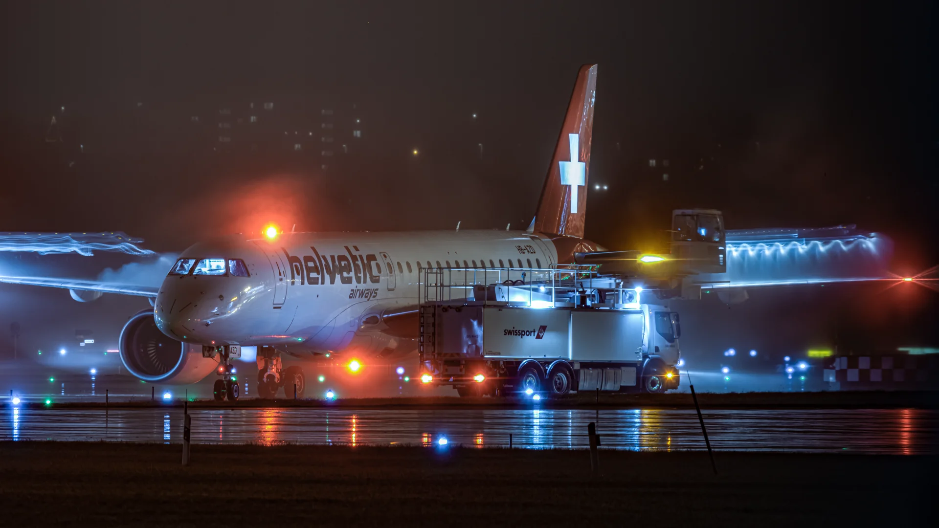 De-Icing an einem kalten Winterabend in Kloten.